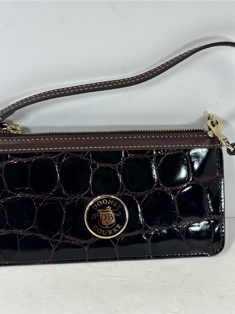 Vtg Dooney & Bourke Large Slim Brown Croco Embossed Wristlet Gold Logo 8x4” EUC